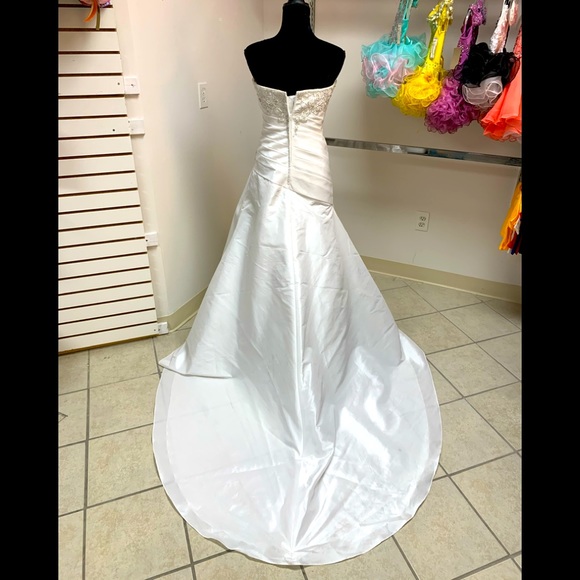 Size 6 Da Vinci White Beaded Wedding Gown Dress with Built in Corset & Train - Picture 3 of 6